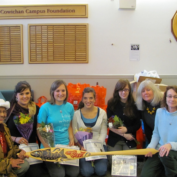 ANTH 316 students with Somenos House staff Students are Olivia, Erin, Liz and Kirsten with Professor Helene Demers second from right; October 29, 2010.